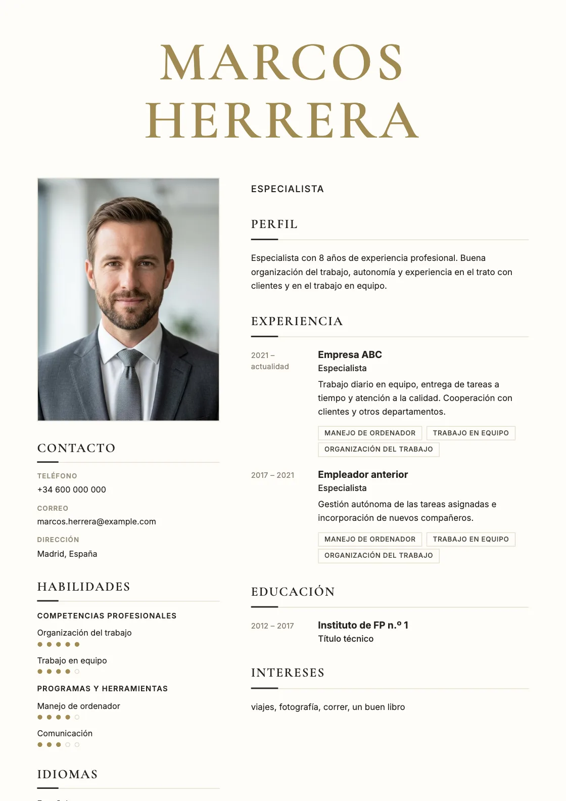 Plantilla de CV High Fashion, vista previa del documento terminado